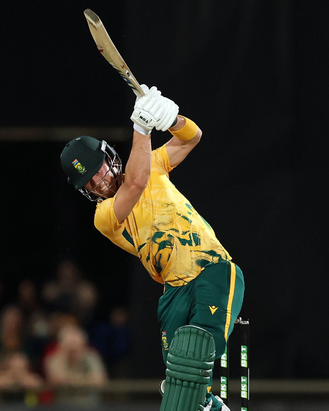 Twitter in awe as Dewald Brevis smashes three no-look sixes off Aaron Hardie in third T20I
