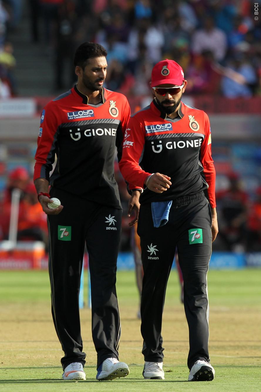 WATCH | Aravind tries to 'kick-out' Dhoni but concedes a run