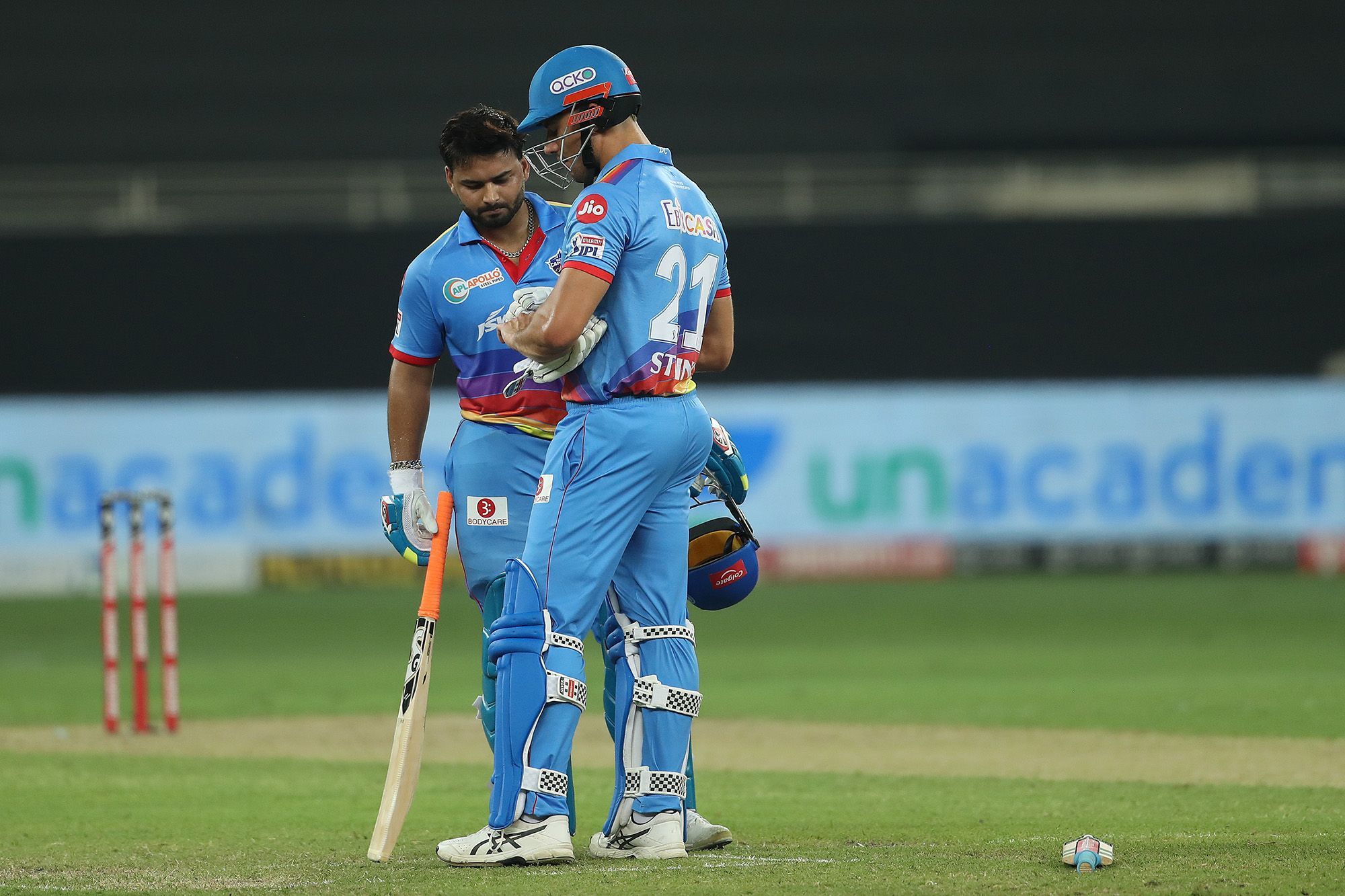 Twitter reacts to furious Stoinis ‘forcing’ Saini to apologize as latter walks away after injuring batsman