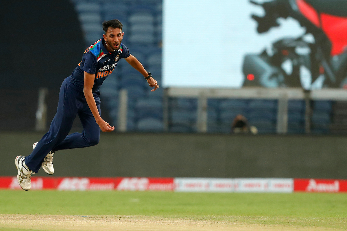 Twitter reacts to screaming Virat Kohli pleading teammates to run disinterested Morgan out after dropping a sitter