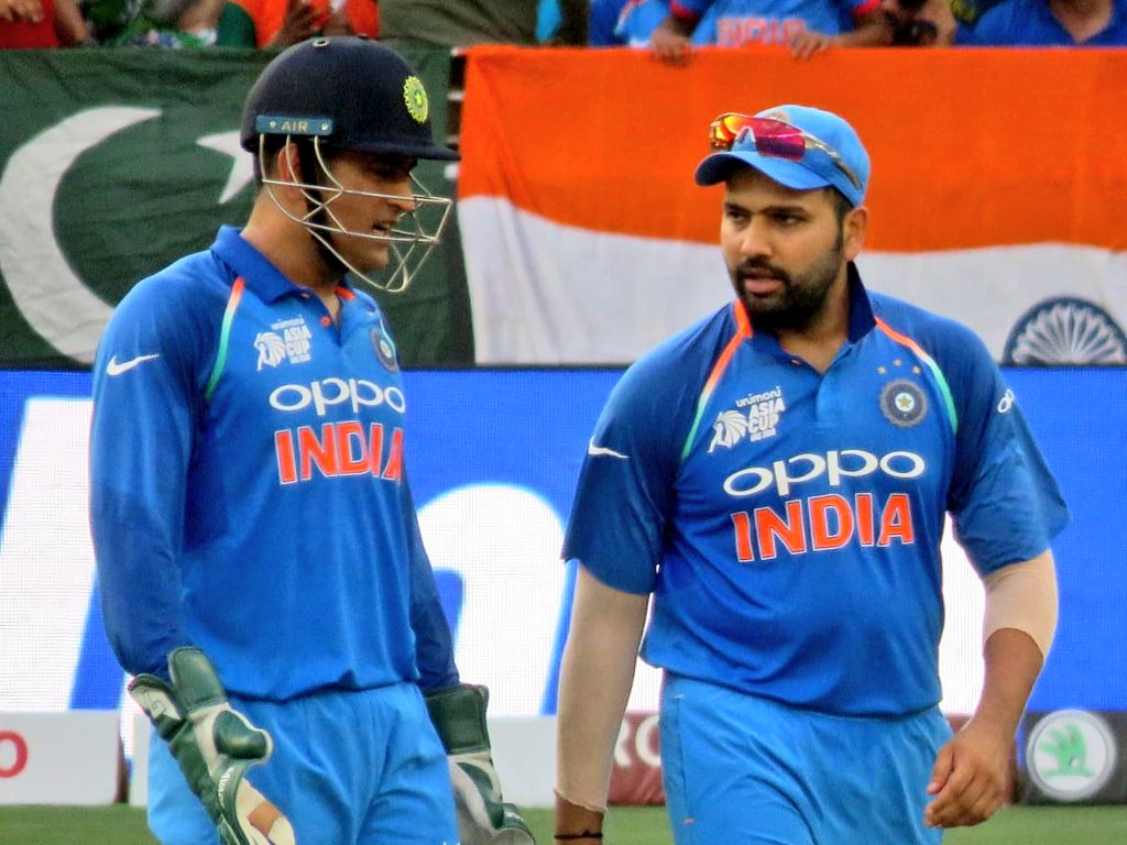 Rohit Sharma and MS Dhoni having a discussion at the 2019 World Cup.