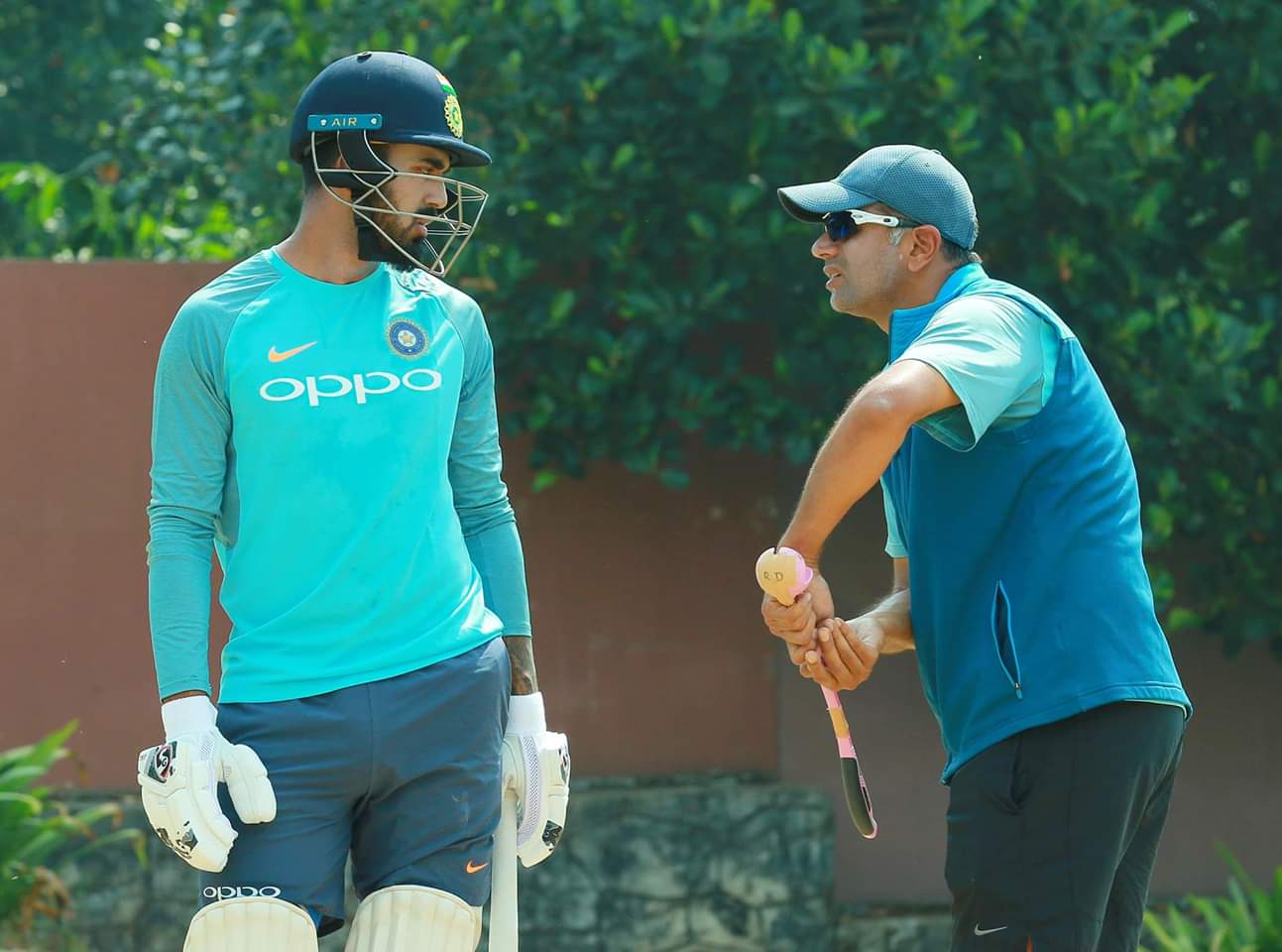 KL Rahul and Rahul Dravid are having a chat in training.